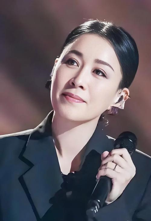 那英质疑票数作假，何炅救场险翻车
 
《声鸣远扬》直播总决赛突发状况！夏哲轩与马