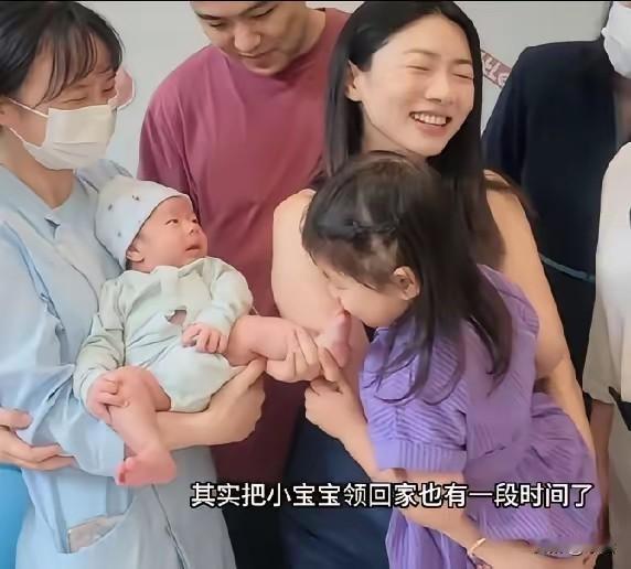 羡慕了！程晓玥的二胎月子生活简直是“神仙日子”。老公负责在家带大女儿豆豆，她一个