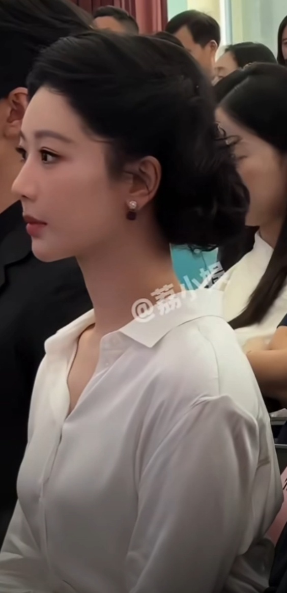 肖战杨紫坐一起聚光灯下的席位本就无拘 杨紫落座自由 旁的不必越界来扰这份松弛 期