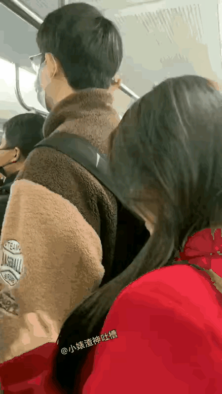 地铁上的心动狙击，我该不该伸手碰他？！
 
在地铁上被挤成沙丁鱼，结果抬头一看，