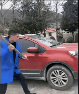 这个车主太倒霉了，不知道他罪那个男子什么了？那个男子拿锄头，将车四个轮胎都挖了一