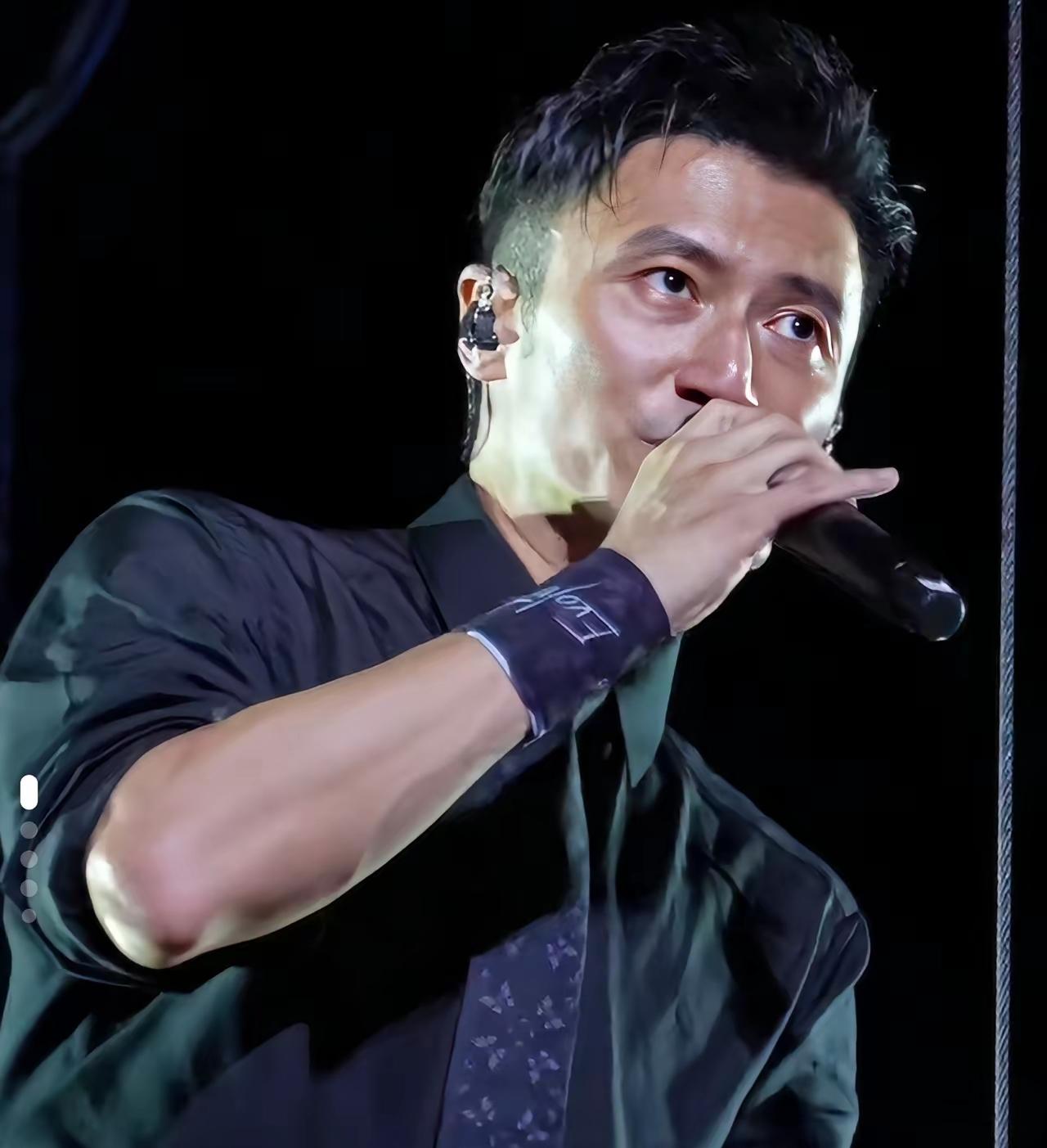 父亲谢贤走了10天，谢霆锋演唱会上，面色沉稳庄重，看着突然成熟起来，父亲走了，男