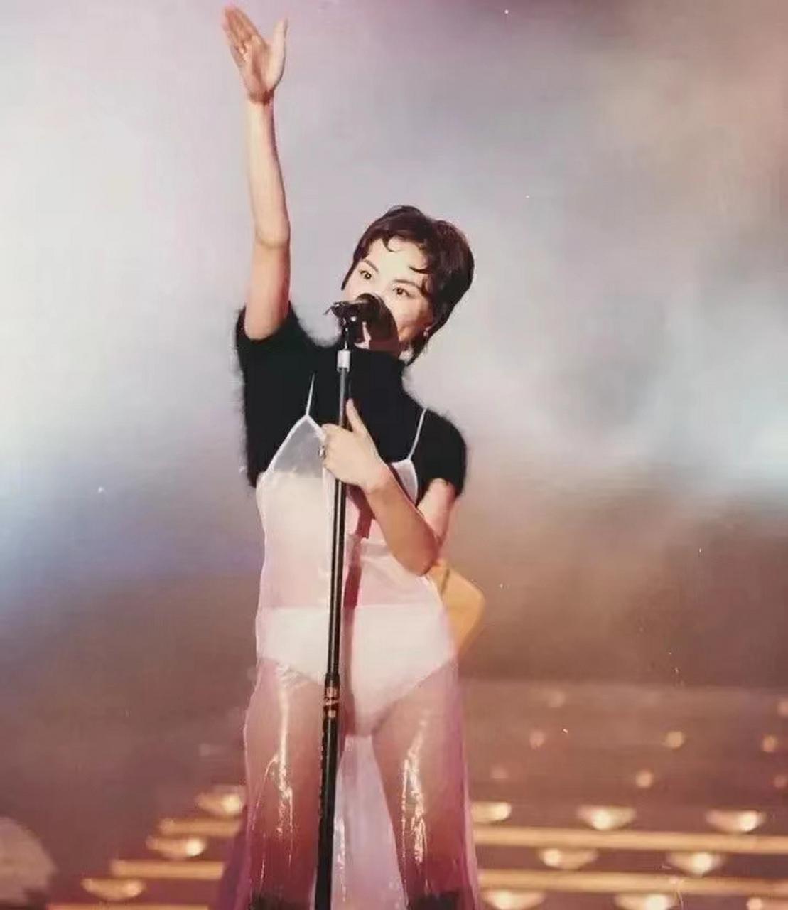 1994年，香港，25岁的王菲在演唱会上穿着“透明塑料”裙留下了这张令人瞠目结舌