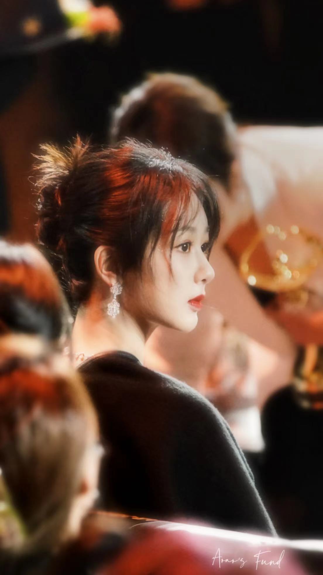 #杨紫[超话]# 抬头仰望别浪费了月亮💗图 cr #1106陪杨紫浪漫环游# 