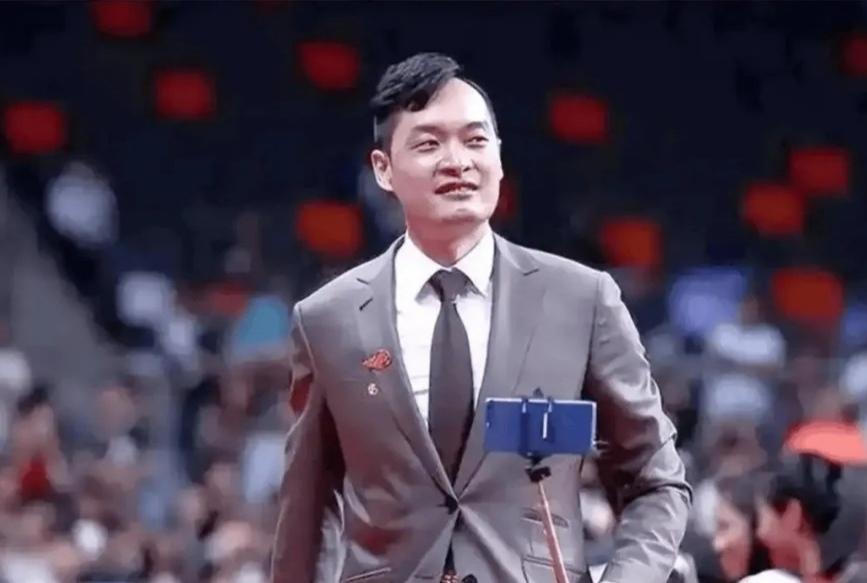 球迷呼吁陈江华回归，助力宏远本土后卫成长
 
广东宏远正处在新老交替的重建周期，