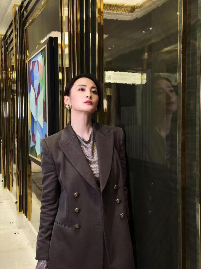 蒋勤勤气场 蒋勤勤一出现，气场直接炸裂！皮骨贴合的脸精致又大气，眼神里都是故事，