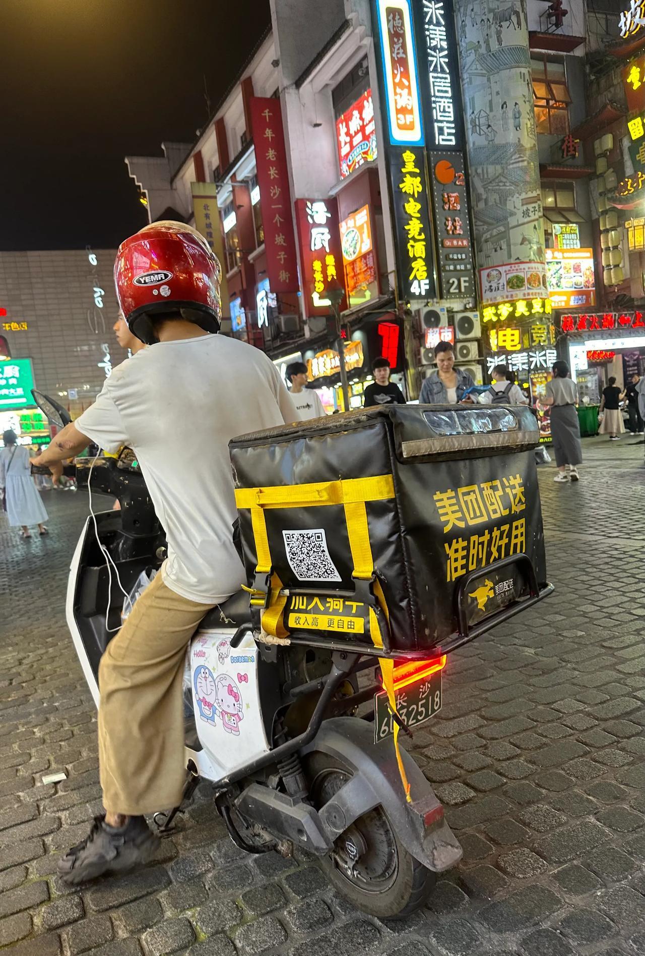 偶遇外卖小哥，
趁他等餐时间交流了一下，
他说自己趁周末跑外卖，给自己挣上大学的