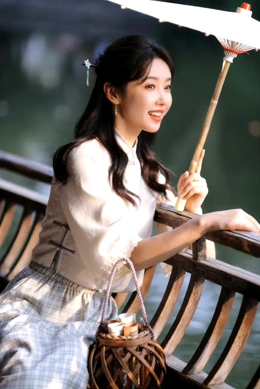 君住在钱塘东，妾在临安北。
君去时褐衣红，小奴家腰上黄。
寻差了罗盘经，错投在泉