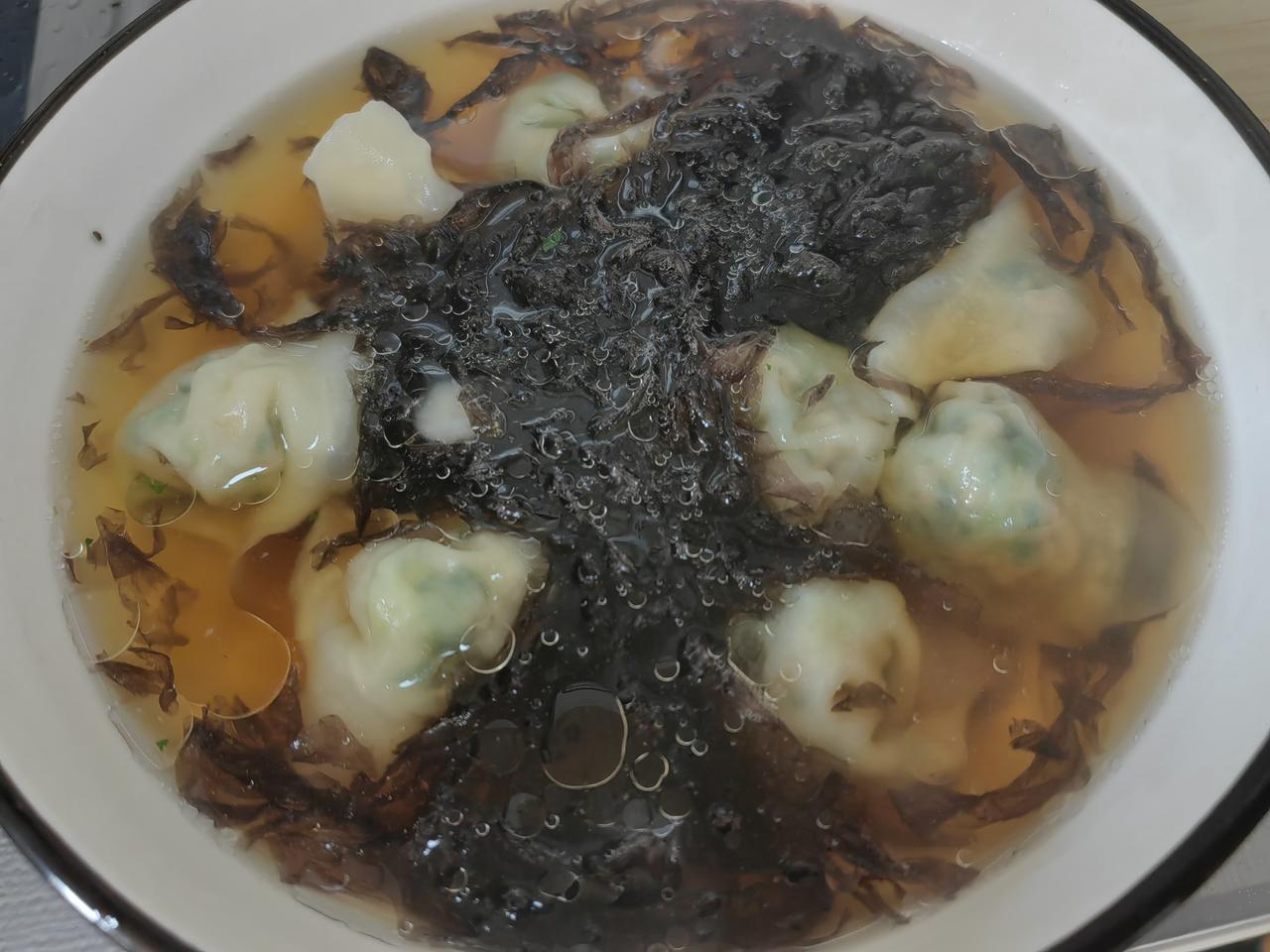 昨晚好不容易凉快，却被一只小蚊子袭扰，差点被它扛到麦塄光里。还没打着它。
​早上