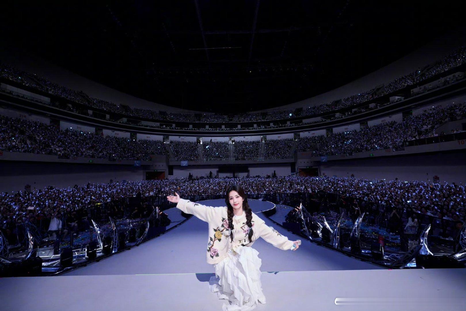 白鹿结束十年演员打工时代白鹿擅长长远布局十年演艺旅程圆满落幕，白鹿正式告别合约阶