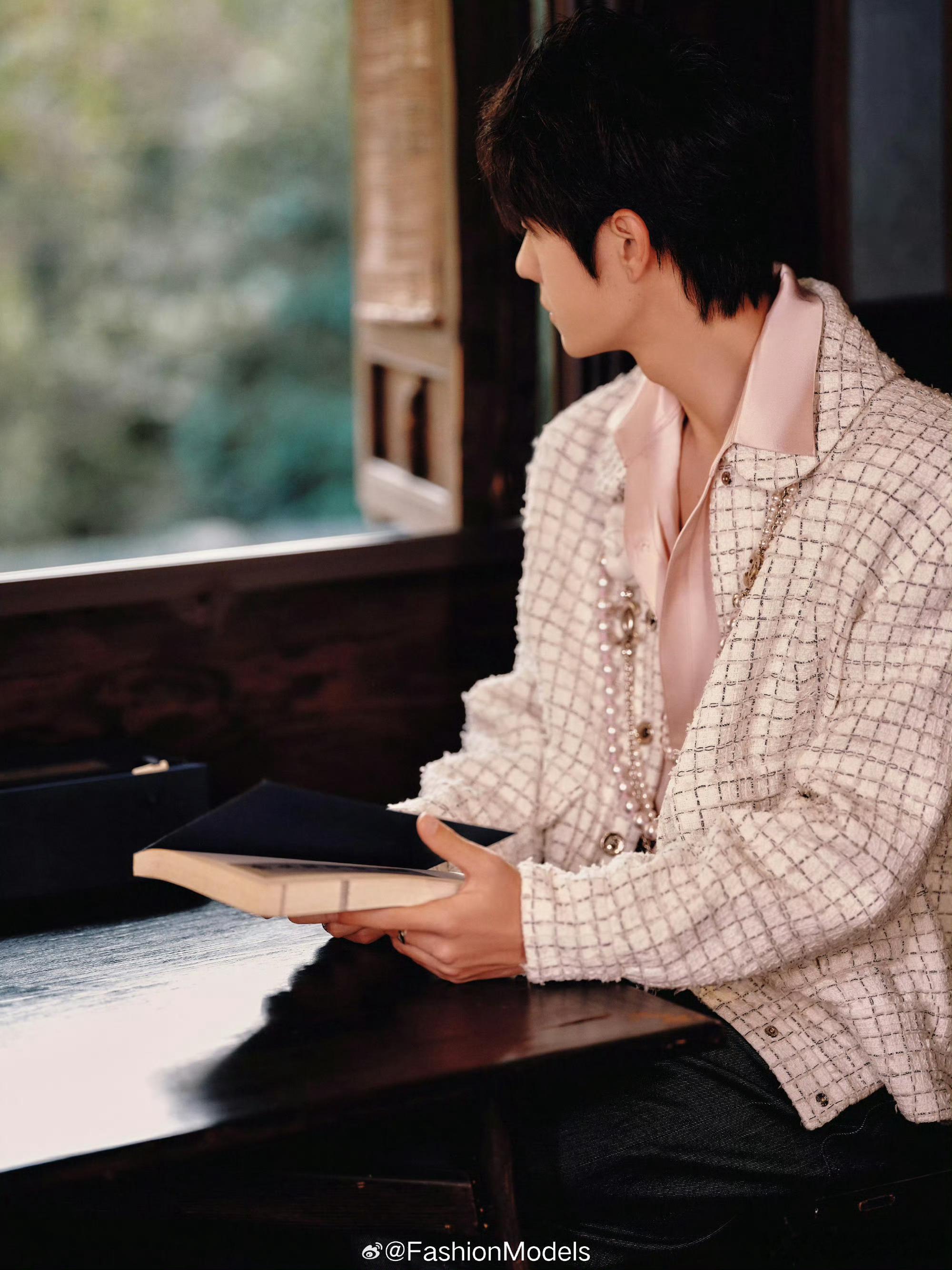 【王一博】 王一博叠戴粉色珍珠项链 人间富贵花啊[舔屏][舔屏] 