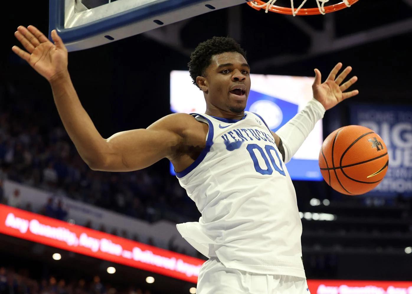 北卡罗来纳大学以67比64险胜肯塔基大学。肯塔基先发大四后场奥特加-奥韦（Ote