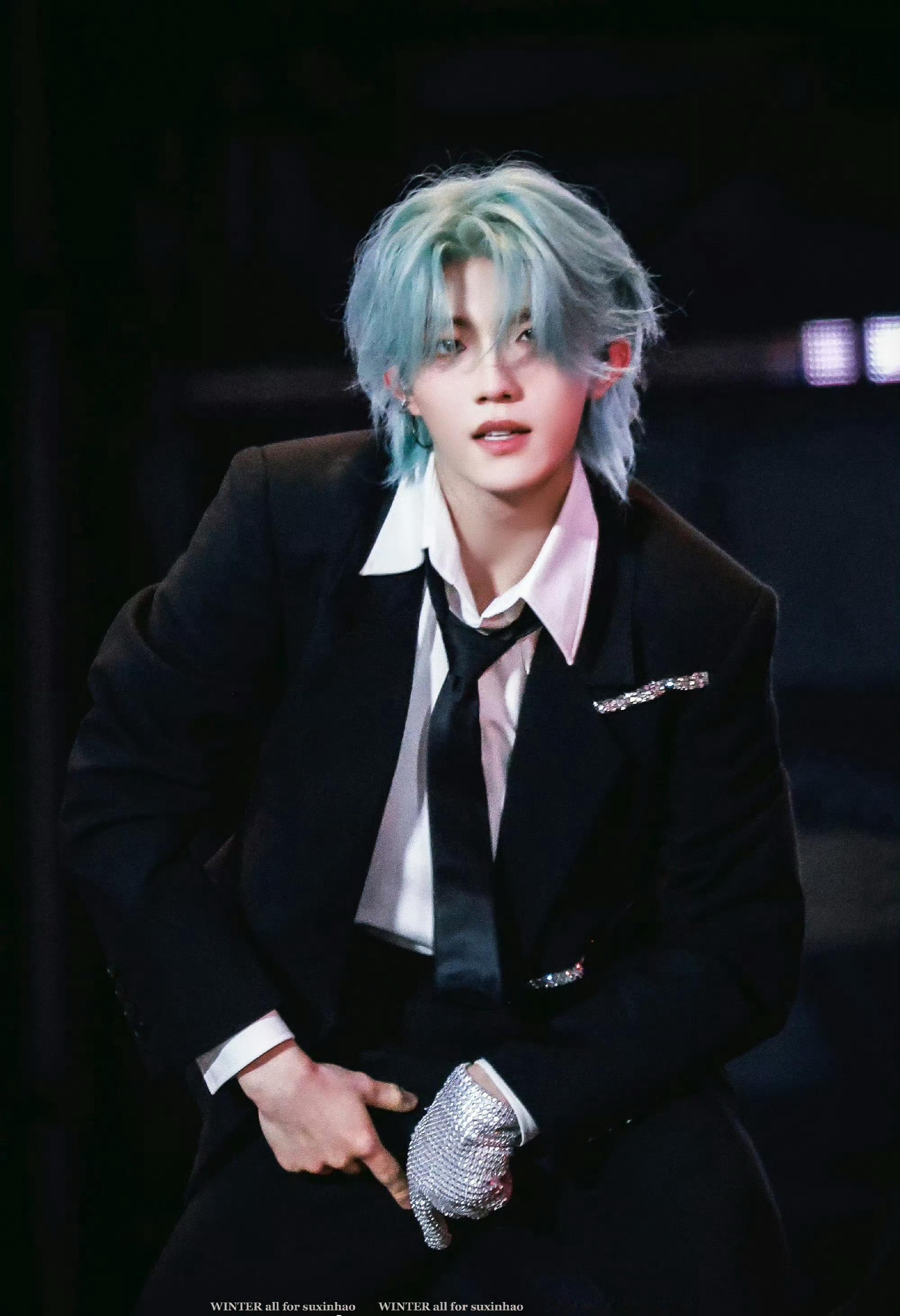 狼尾怼脸自带韩系清冷感，西装革履迈步像韩剧贵公子，舞台上卡点利落又矜贵，一抬眼一