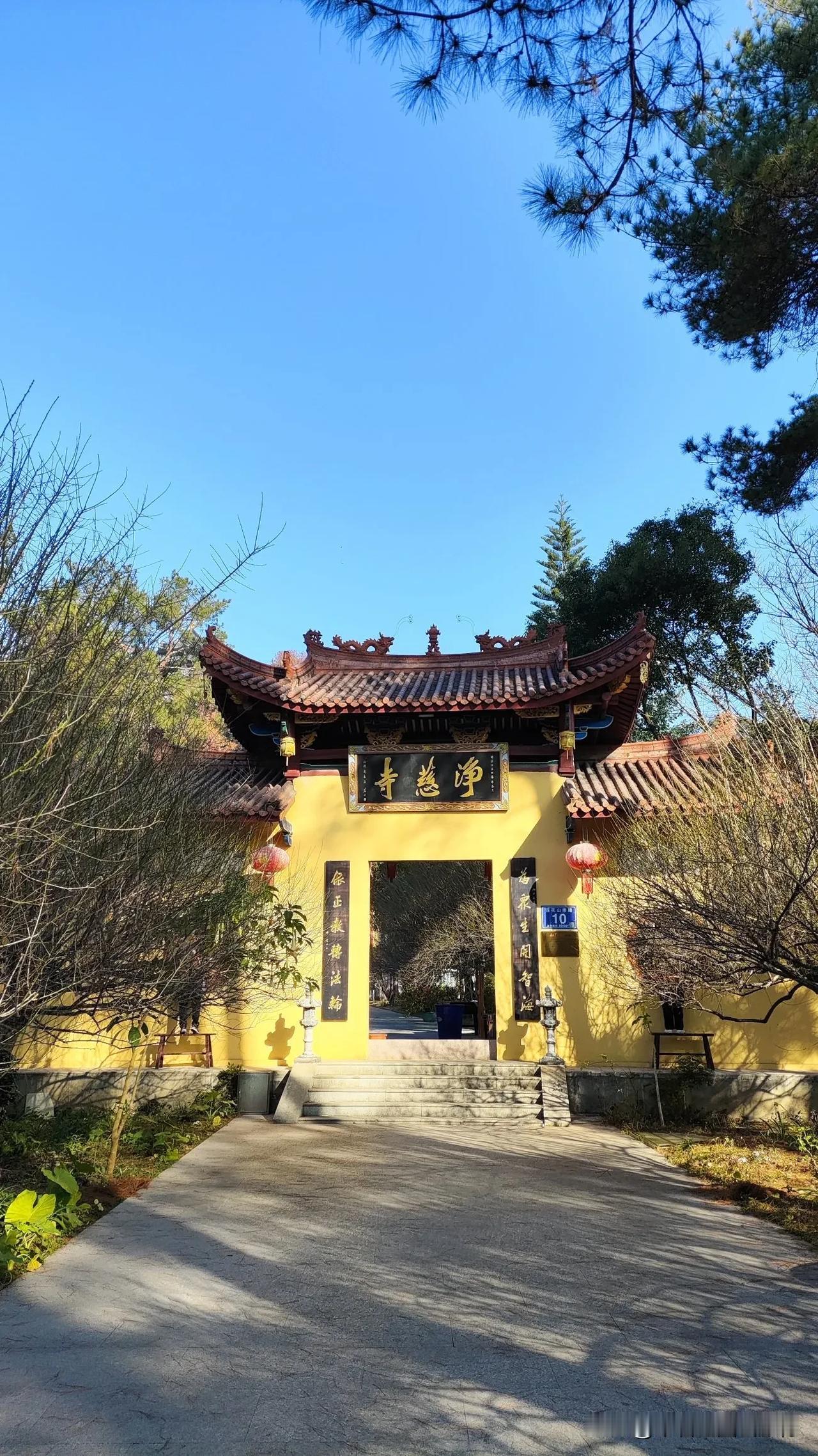 龙岩，革命老区，一座美丽的现代化城市。福建的一月，阳光明媚，温暖如春。登上龙岩市