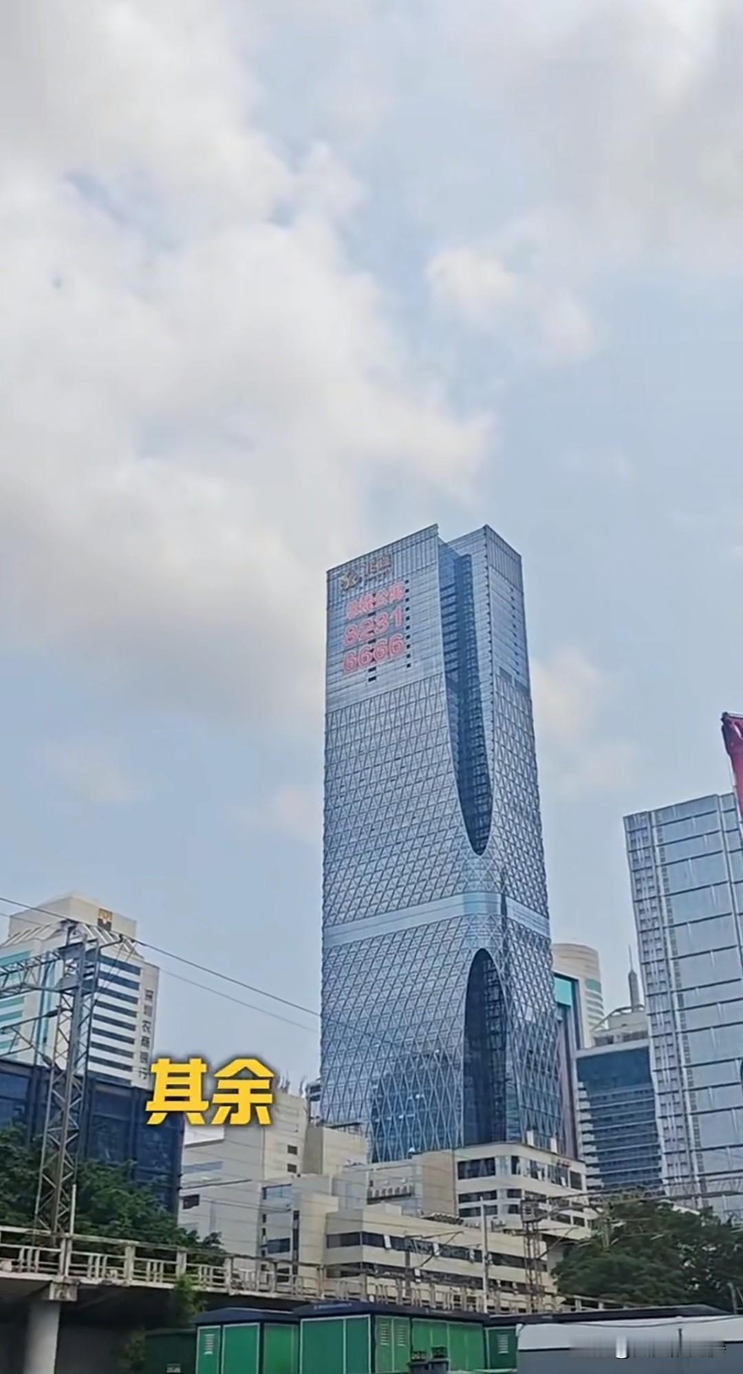 弟兄们，我今天在深圳这座寸土寸金的繁华都市寻到一处几十层高的静怡的摩天大楼，此楼