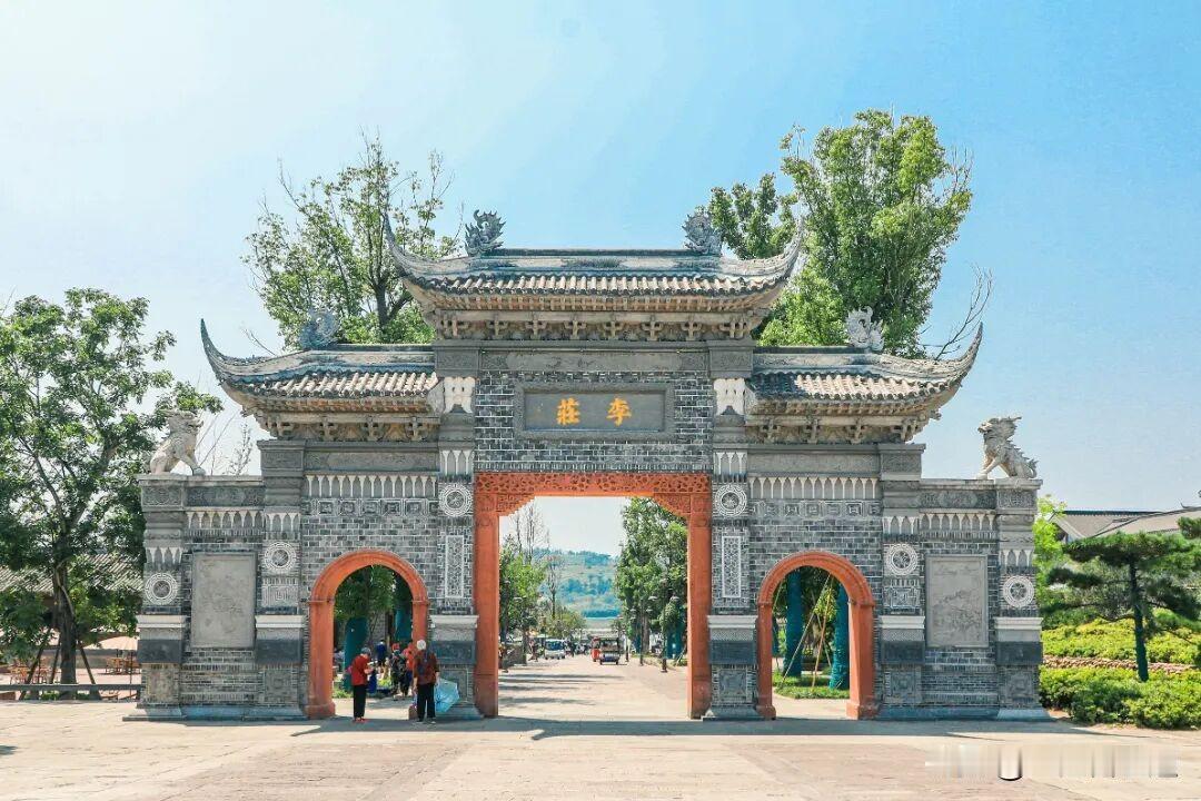 李庄文化旅游度假区日最大承载量为13.5万人次，瞬时最大承载量6万人。当游客量接