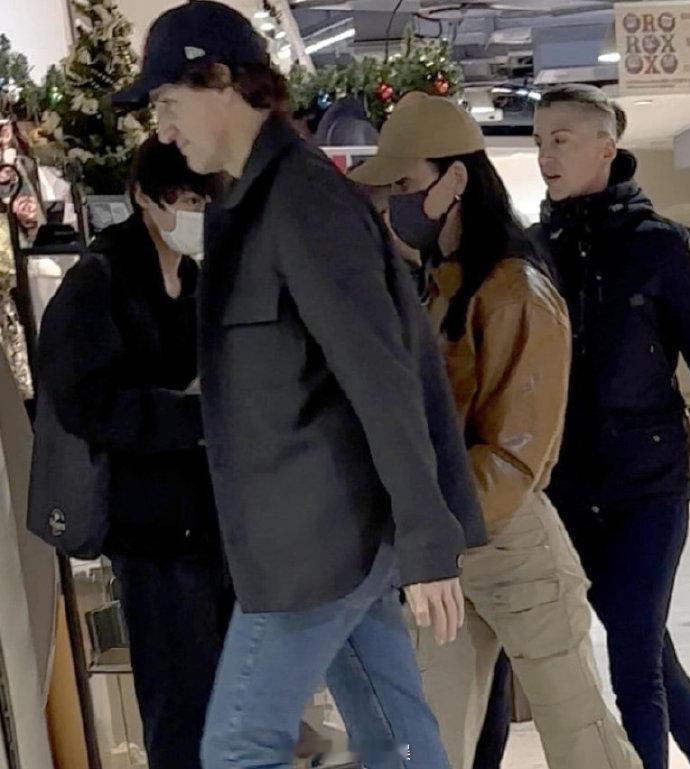 水果姐特鲁多牵手出行 近日，水果姐Katy Perry和男友特鲁多被拍到在东京牵