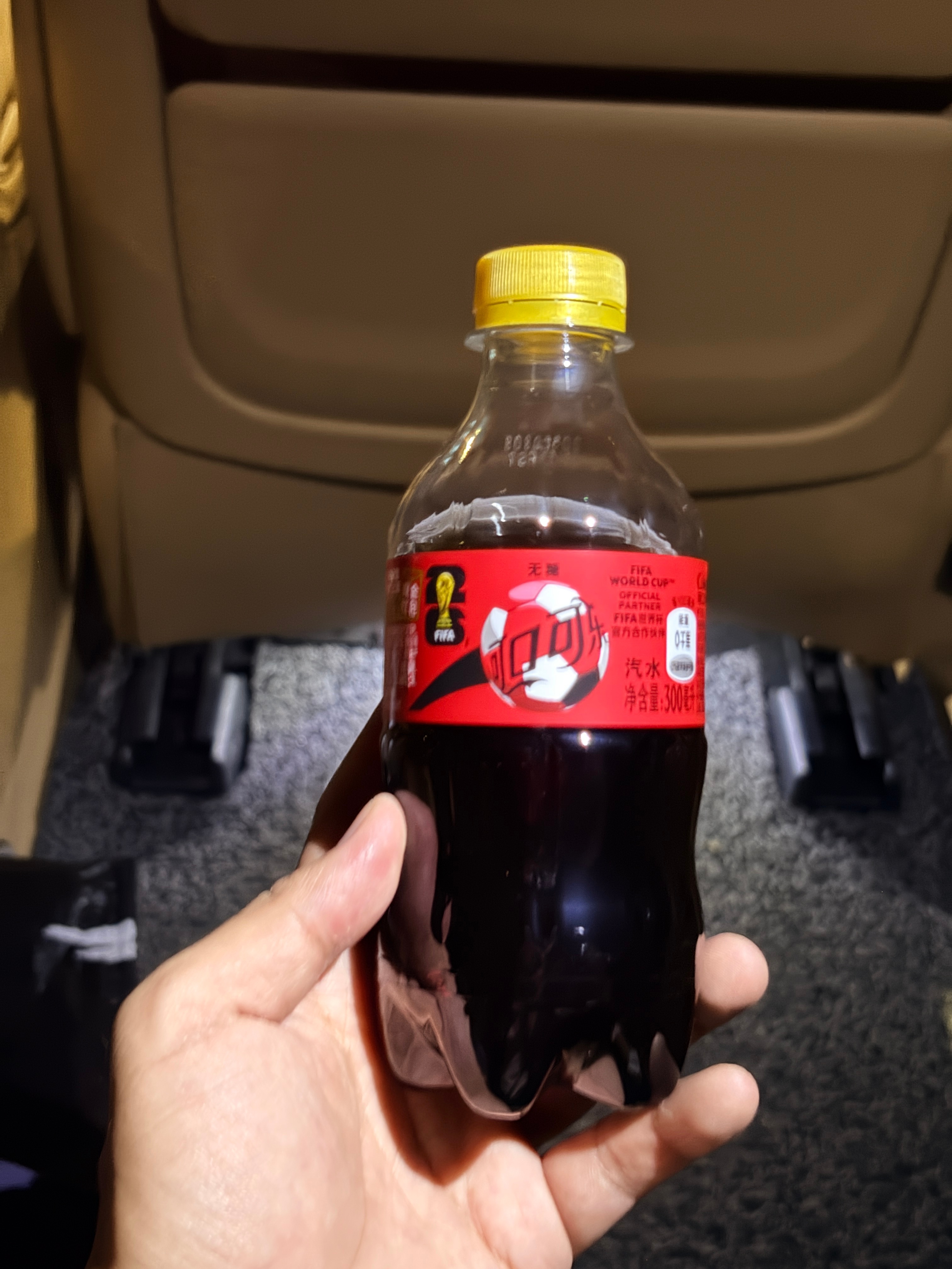 滴滴专车，上个月让一半的专车司机每人购买10箱可乐，替换掉之前的矿泉水，今天送我