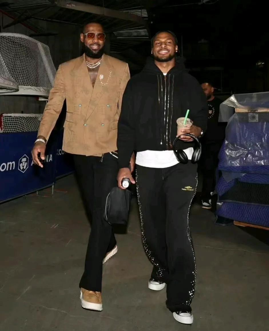 老詹姆斯是真幸福啊，自己还是当打之年，儿子也和他一起征战四方了！这父子同场征战的