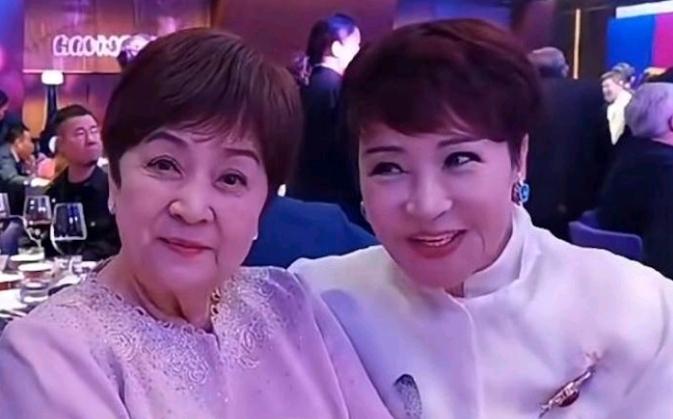 这是谢贤的前前妻甄珍和前妻狄波拉在24年一起出席活动时拍下的美好合影，两人交谈的