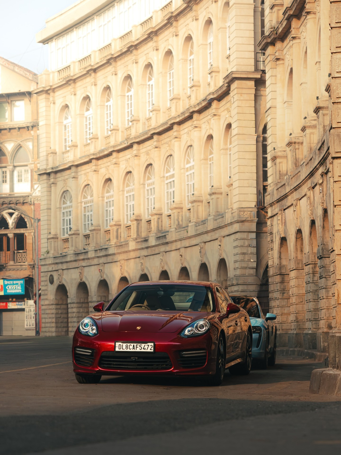 老洋房的光影里，藏着两种保时捷的浪漫当电动先锋遇见燃油经典，一边是对未来的奔赴，