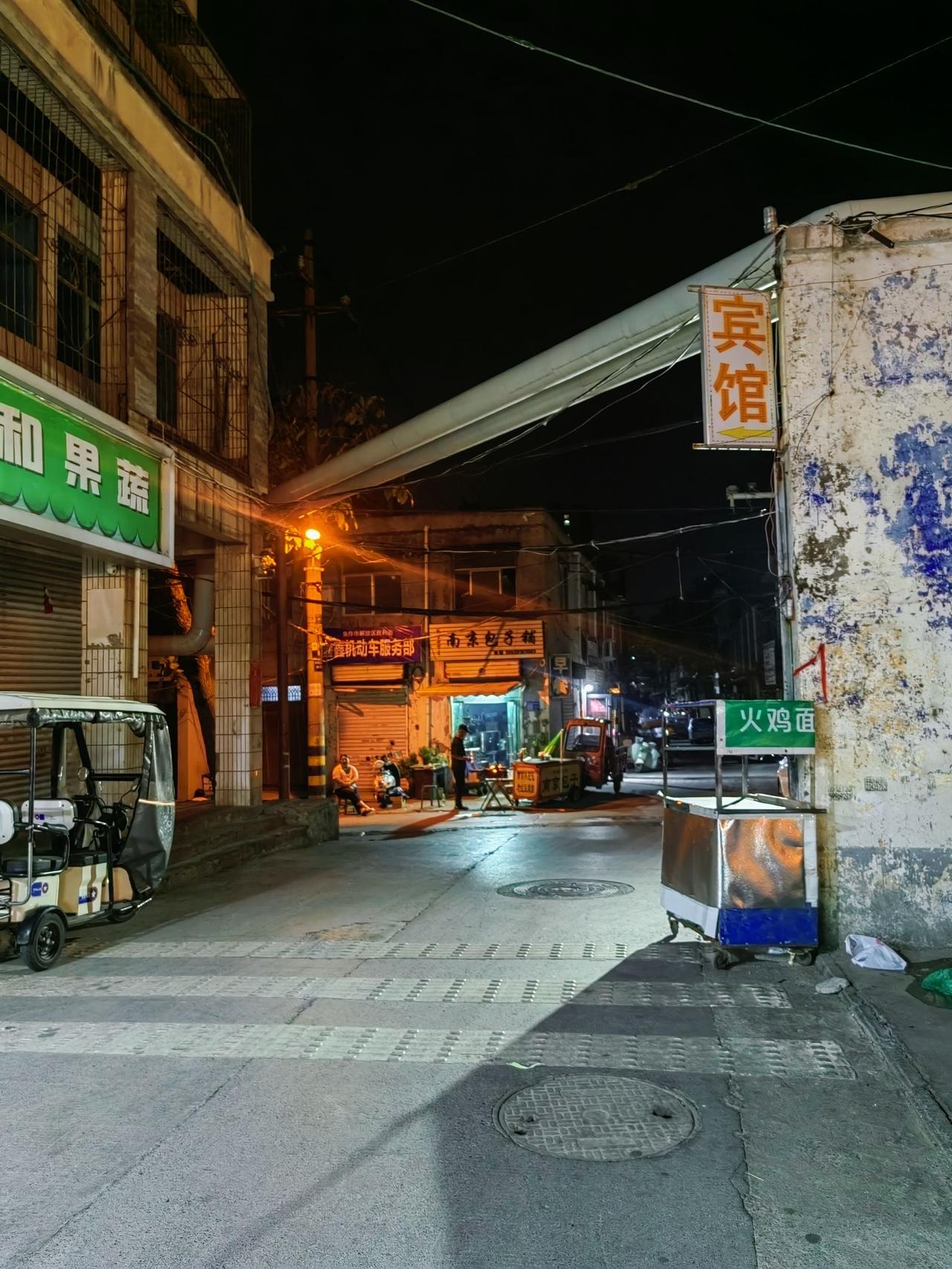 焦作夜行人：这里面有一家包子铺，听人说味道不错，但是没有吃过，你吃过吗？价格如何