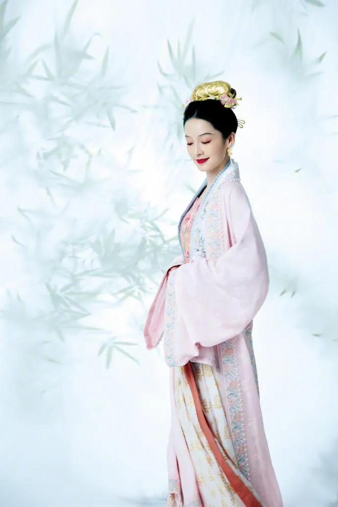 李沁春晚造型美爆了！清秀雅致，有种岁月静好的美，恬静淡雅，精致的粉色妆容，尽显灵