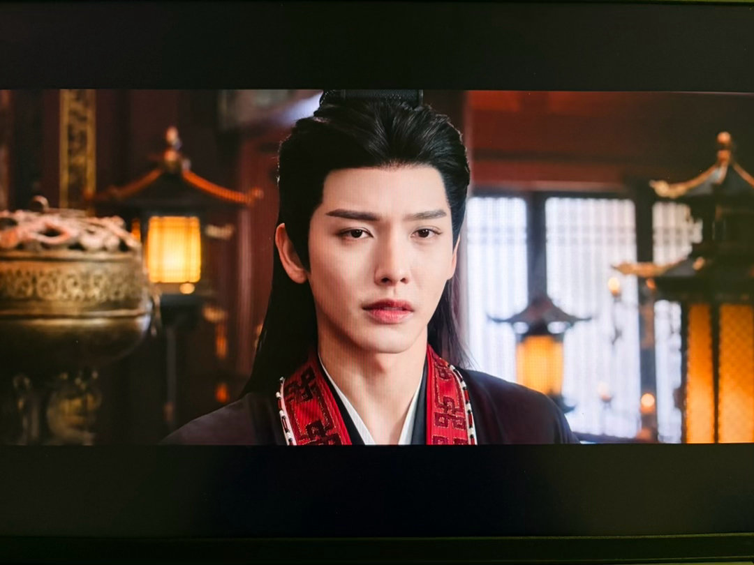 每次镜头一转到这个男演员就一脸呆滞的瞅着我  为啥演技这么差 