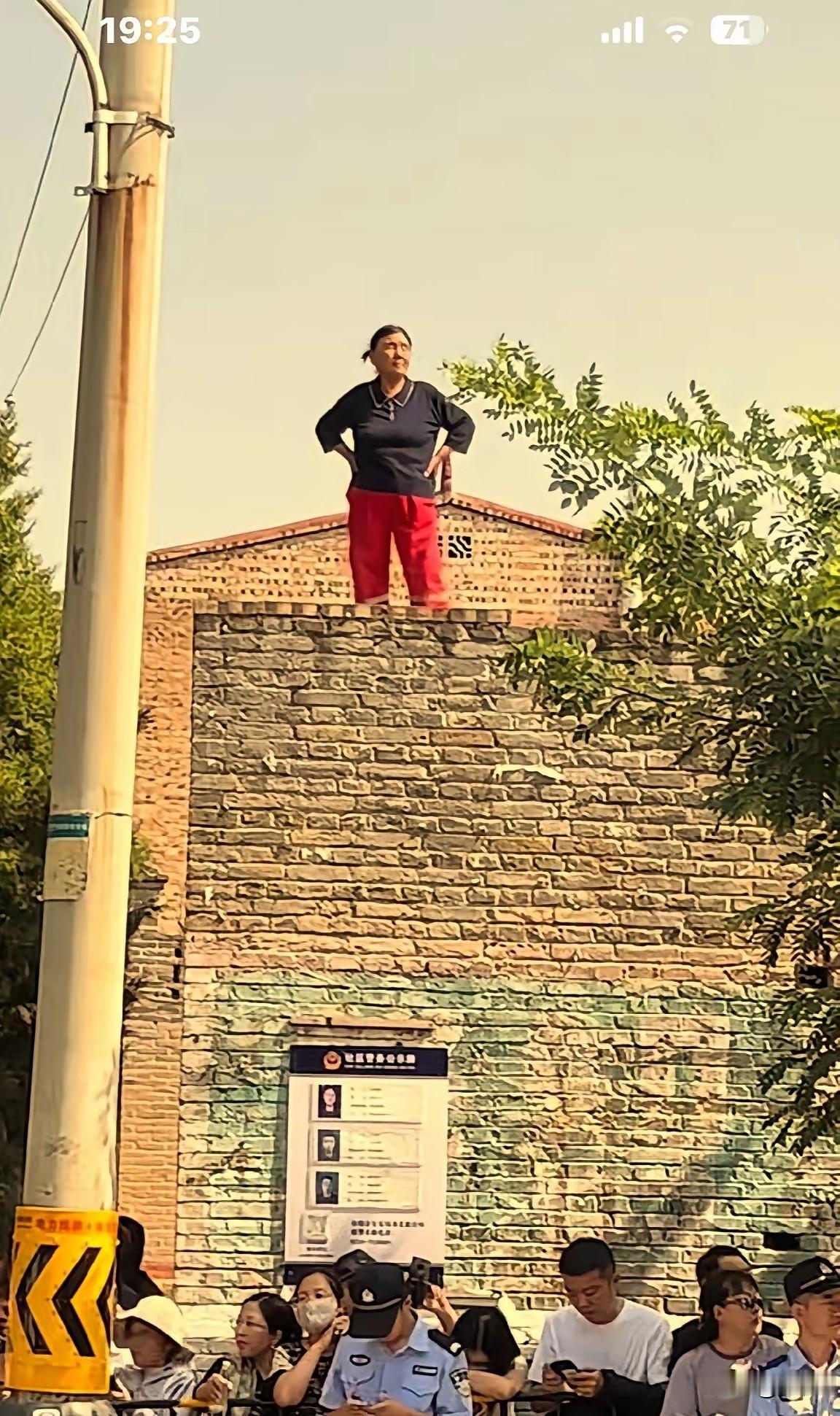 大妈太会占领高地了！
董宇辉在碛口古镇直播，
街上人山人海，挤得水泄不通，所有人