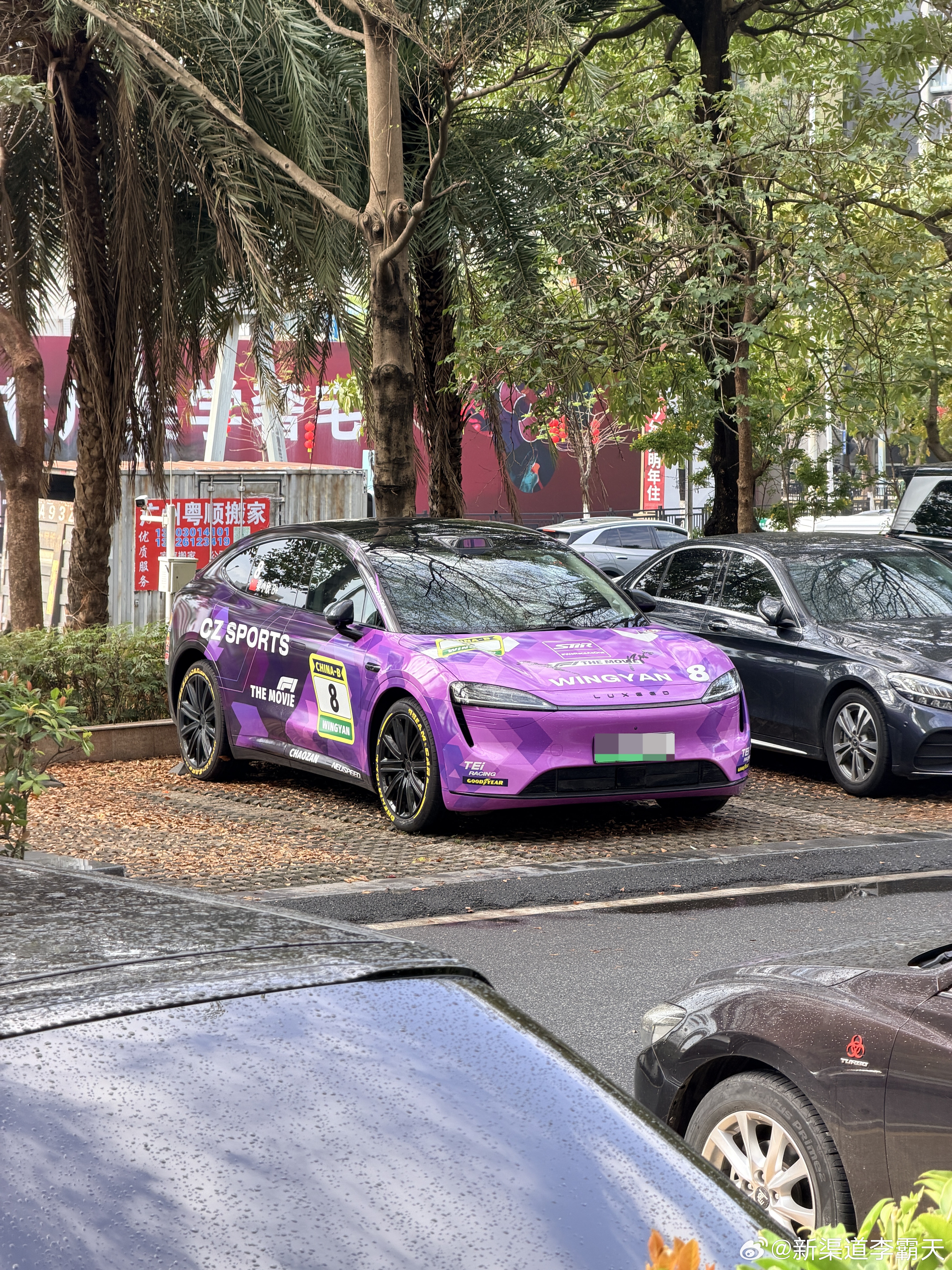 体验小鹏第二代 VLA 的时候，看到一台酷炫的智界 R7！装修风格非常赛车运动，