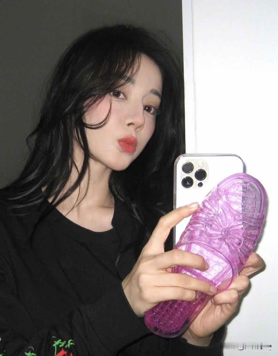 草率了，还以为热巴只是单纯在手机后面拿了一只拖鞋，没想到那是一个手机盒，拖鞋是用