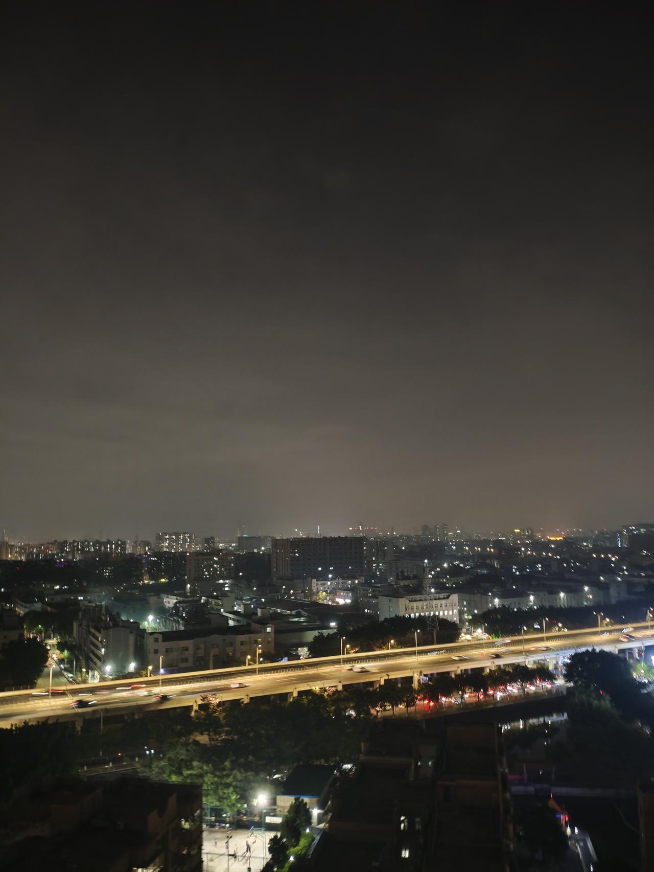 晒图大赛长假第一天，昨天晚上高速路上畅快多了，来往车辆也少多了，晚上的夜景还是很