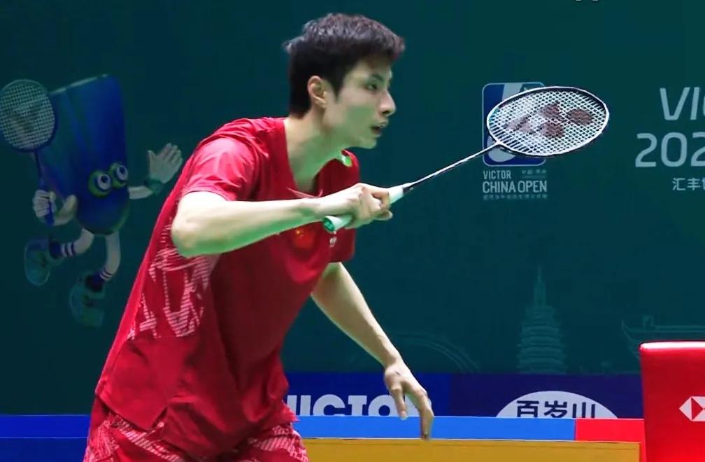 石宇奇2-1逆转击败李诗沣，挺进中国公开赛男单四强！
 
 
北京时间7月25日