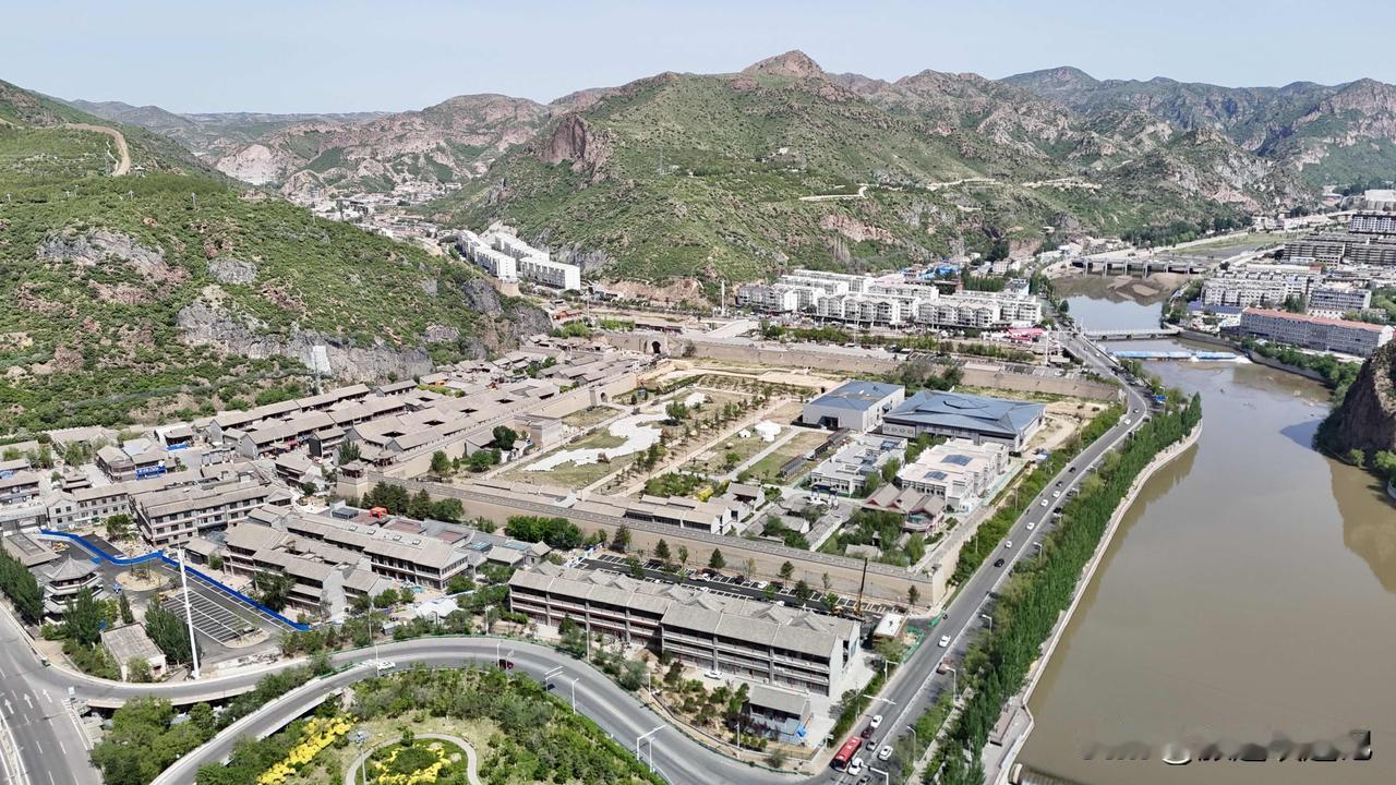 在长城沿线最不缺的就是著名的关隘和城堡，这些地方往往都见证着数百年间的金戈铁马和