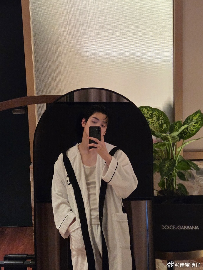 谁能想到简单一件刺绣浴袍，能被崔秀彬穿出满满的意式复古格调，无妆素颜柔和五官弱化