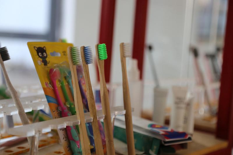 一个人，
要历经多少艰辛，
忍受多少饥饿，
才会养成这般节俭的习惯。
牙刷的毛都