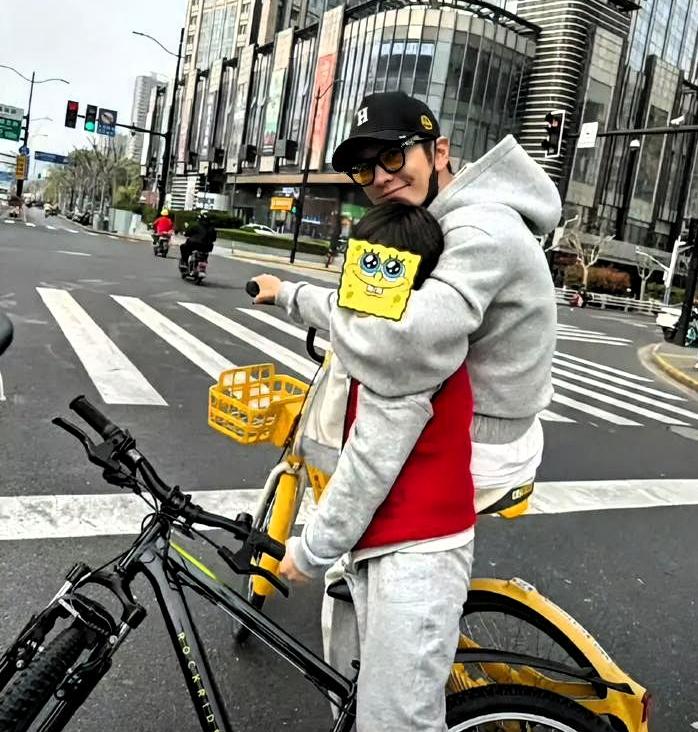 明明是想营销自己是个好爸爸，结果骑个车都能翻车。

黄晓明带9岁儿子上路骑行，被