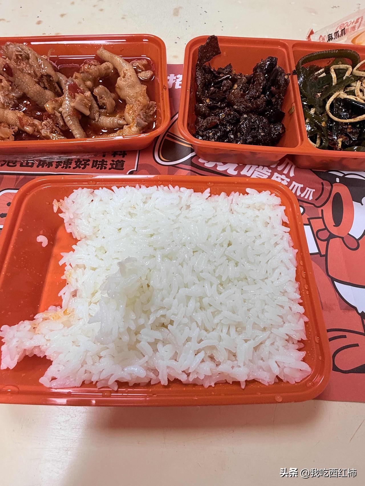 实习生享用午餐中突然被病人家属说可怜
主包在精神科只能在病房外面电梯口的桌子上吃