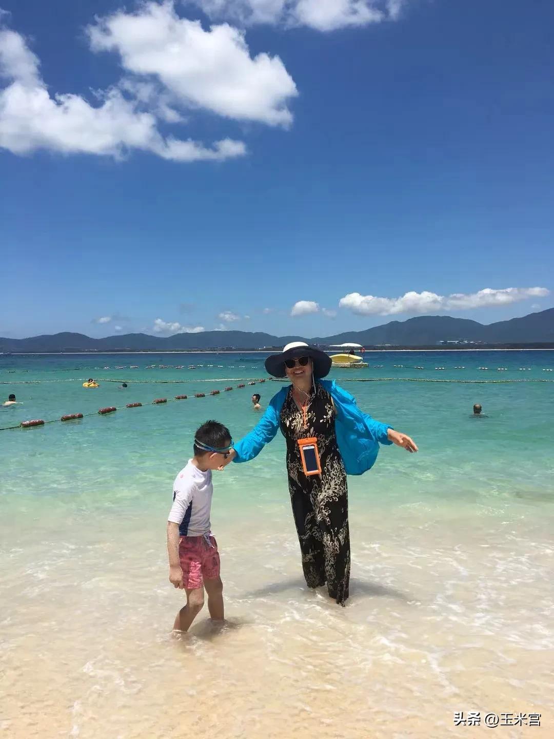 也许蓝色防晒衣，是童年记忆中，最美的风景。
海水碧蓝、碧蓝，溅到嘴角，有一丝丝薄