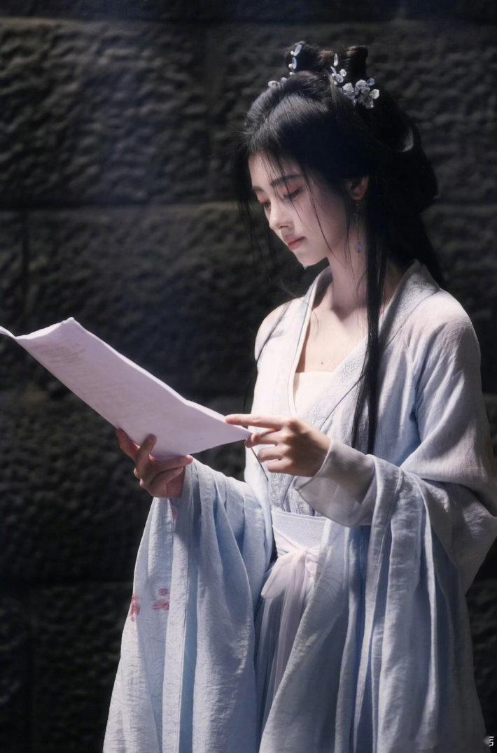 捕捉到一只在研究剧本的鞠婧祎