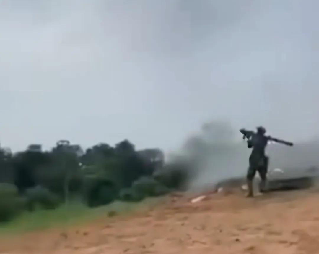 12月14日，泰国柬埔寨冲突继续升级，双方超63万民众仓皇后撤。尤其泰国，军舰警