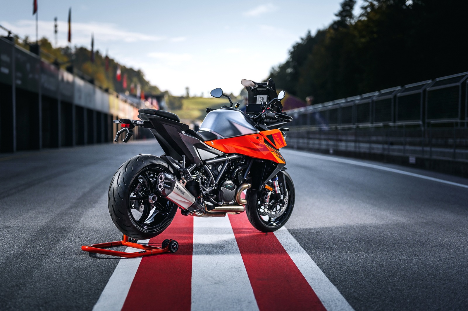车市热门 KTM 发布 2027 款 1390 Super Duke GT 预告