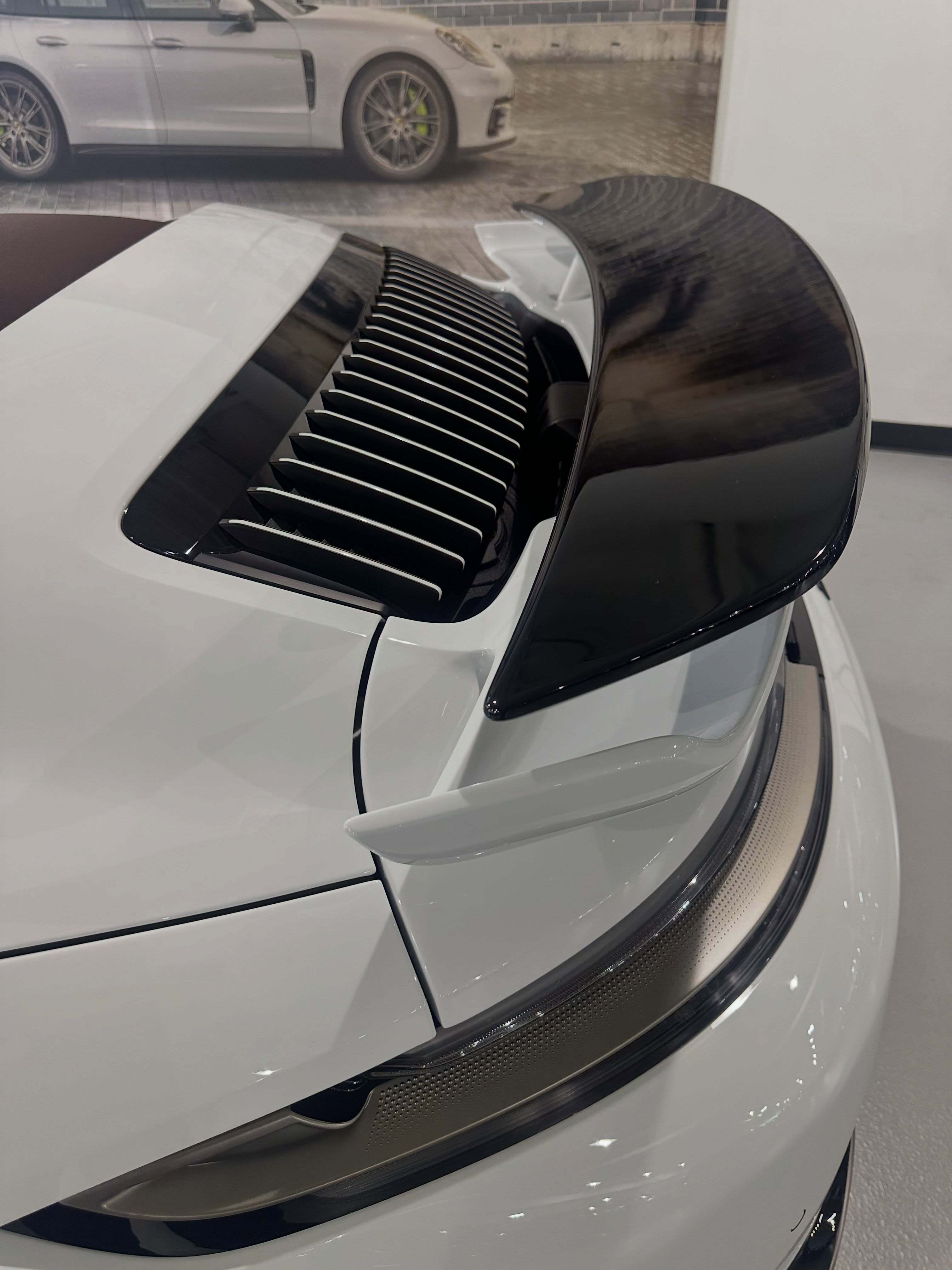 为大家带来这台格调十足的911 Turbo S敞篷版（992.2）。手工实木饰板