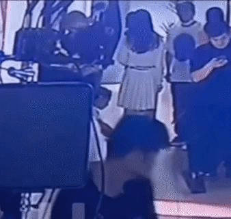 赵今麦趾高气昂的样子有点不理解 ​​​