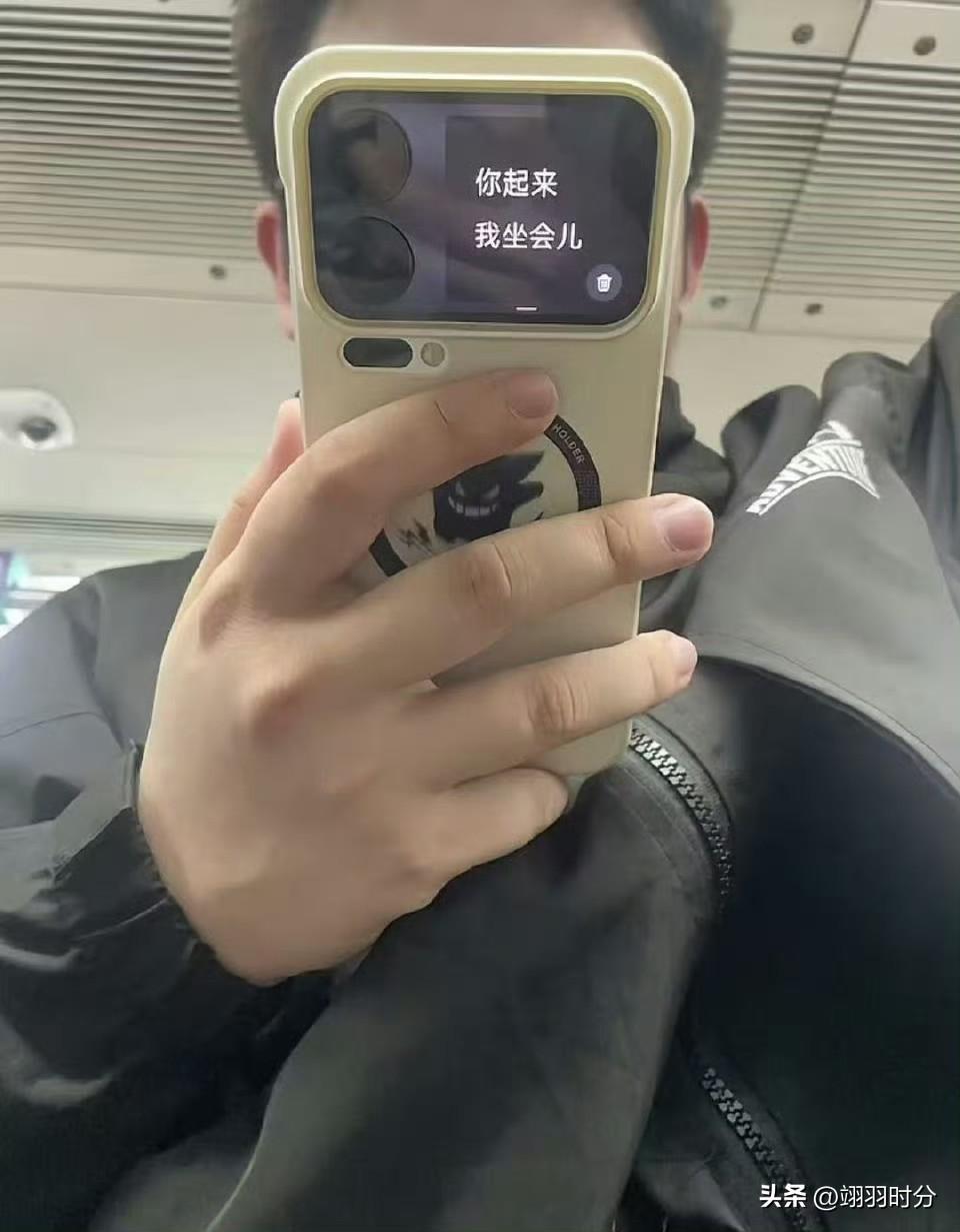 小米还挺会整活儿，
小米17的背屏，
发布前都说鸡肋，
没啥用处，
可用性不强，