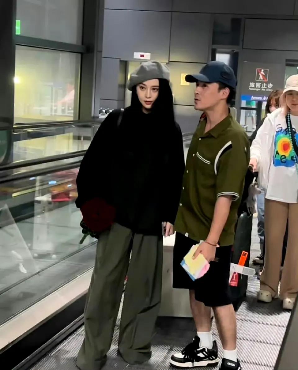偶遇私服范爷，
跟一个陌生男子在一起等飞机。
从网友拍摄的照片来看，
范冰冰状态