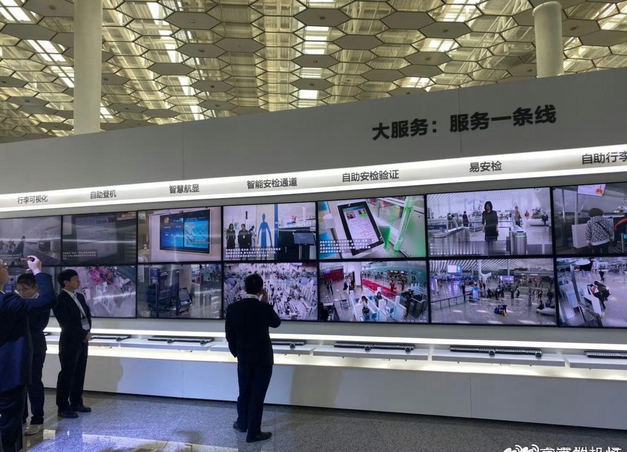 大城市的温暖往往藏在细节里，深圳机场的笑脸广告没有宏大叙事，只讲普通人的幸福，却