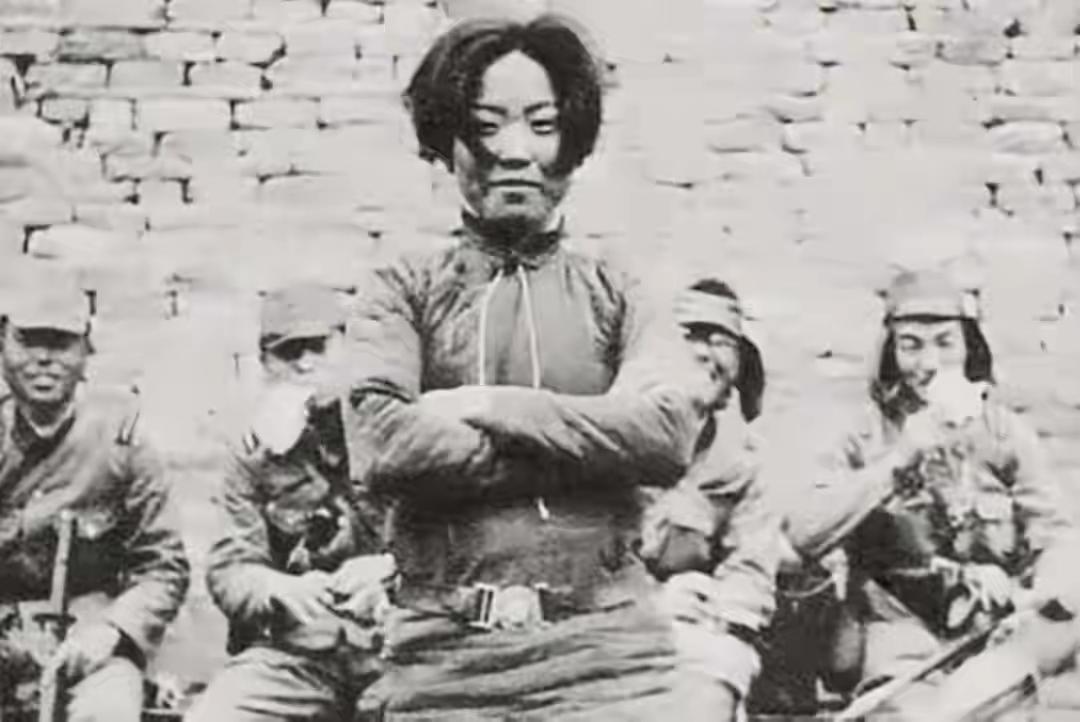 成本华赤身被吊在房梁上，下体被插上铜棒通电，遗照却一直被日寇供奉着。

那是19