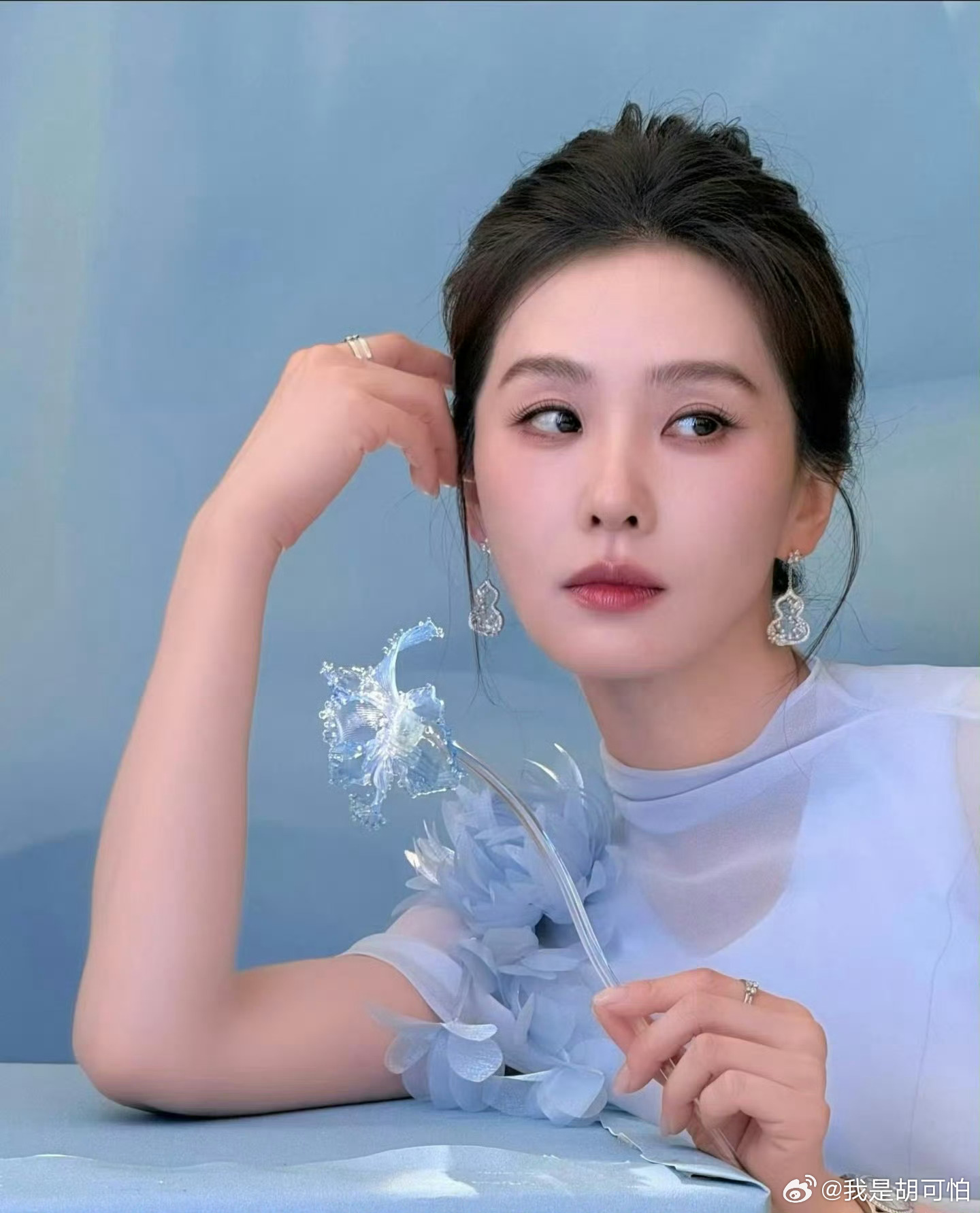 刘诗诗self-Portrait特别定制礼服上身，清冷飘逸仙气飘飘，一姐仪态真的