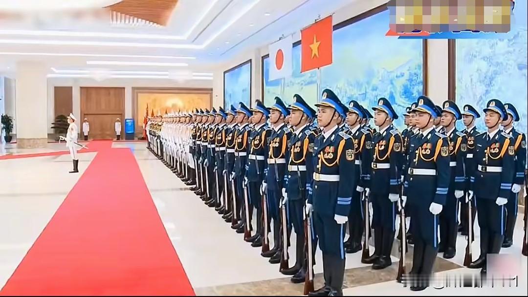 照搬我们！越南这次接待日本高市早苗看这画面布置和仪仗队，军服设计都很像中国仪仗队